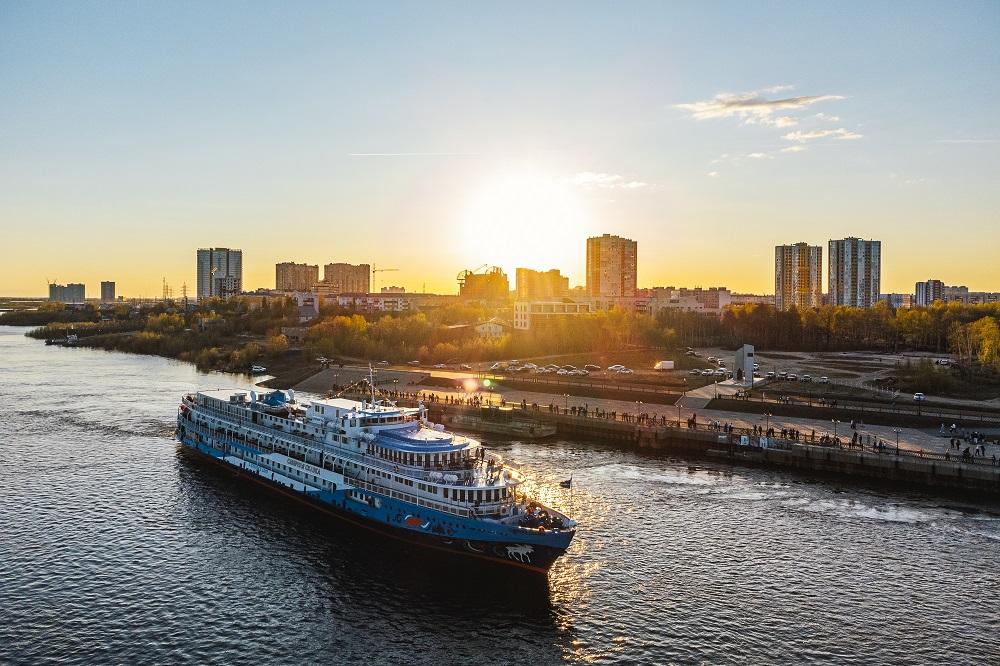 Теплоход Сибирь Братск. Теплоход огни большого города. Корабль Москва река. Круиз по сибирской реке.